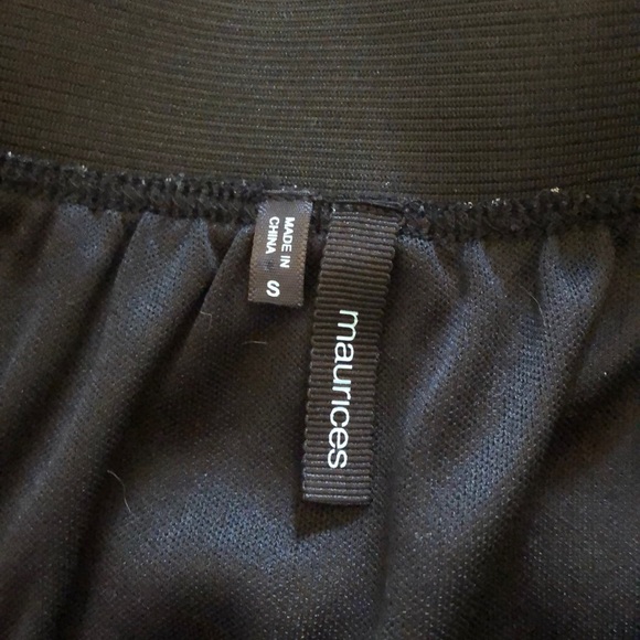 Maurice’s small black ruffled skirt - Picture 2 of 2